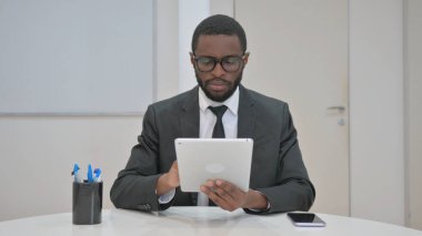 işadamı dijital tablet kullanma