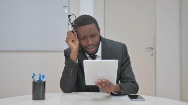 İş adamı bir tabletle hayal kırıklığı yaşıyor.