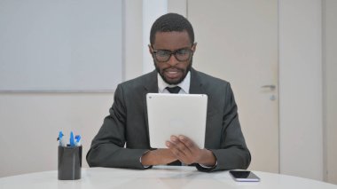 İş Adamı Video İçin Konuşuyor Tabletteki Çağrı