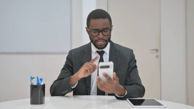 İş Adamı Video İçin Konuşuyor Akıllı Telefonla Aradı