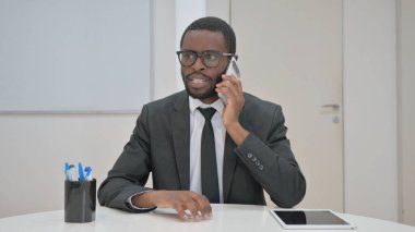 Konuşan İşadamı Bir telefon görüşmesi yaptı