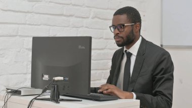 Bir Masaüstü Bilgisayarı üzerinde çalışan İşadamı