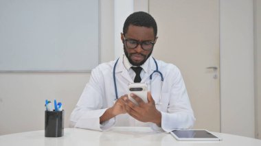 Endişeli Doktor Akıllı Telefon Kullanıyor