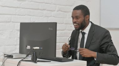 İşadamı Bilgisayar İçeriğine Olumlu Tepki Veriyor