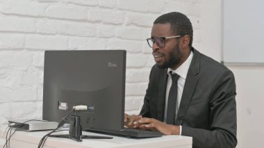 İşadamı Bilgisayar üzerinde çalışırken Hayal kırıklığıyla tepki veriyor