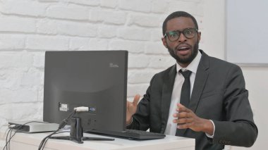 Bilgisayar üzerinde çalışırken İş Adamı Sürprizi İfade Ediyor