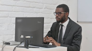 İş Adamı Çalışma Masasına Geliyor ve Oturuyor