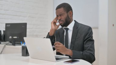 İş adamı iş yerinde baş ağrısı ya da stres yaşıyor