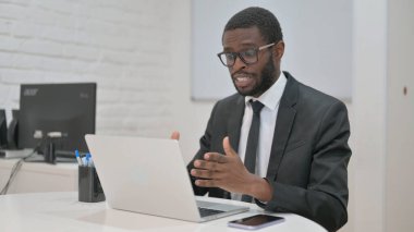 Gülümseyen Afrikalı İş Adamı Videoda Konuşuyor