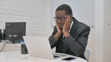 Endişeli İşadamı İş yerinde Endişeli Görünüyor