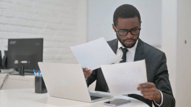 Odaklanmış İşadamı Masasında Belgeleri İnceleyecek