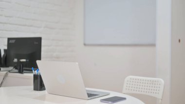 İşadamı Laptop ve Telefonla Ofis Masasından Ayrıldı