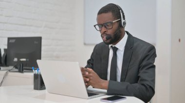 İşadamı laptopta Kulaklıkla Etkin Konuşuyor