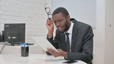 İş adamı bir tabletle hayal kırıklığı yaşıyor.