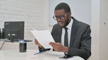 Belgeleri okurken İşadamı Şok Etti ya da İnanmadı