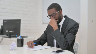 İşadamı Belgeler ve Yazılar Üzerinde Düşünüyor