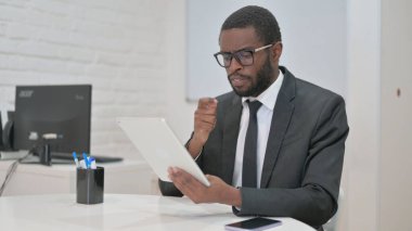 İş Adamı Video İçin Konuşuyor Tabletteki Çağrı