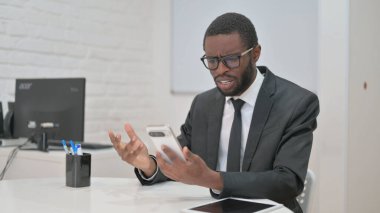 İş adamı telefonuna inançsızlıkla tepki veriyor