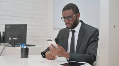 İş Adamı Video İçin Konuşuyor Akıllı Telefonla Aradı