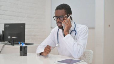 Afrikalı Doktor Hasta ile Telefonda Konuşuyor