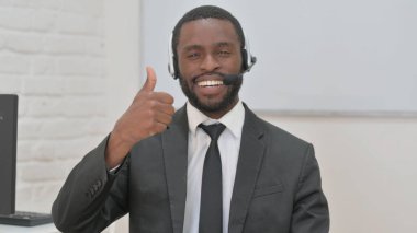Kulaklıklı Neşeli Siyah Adam Başparmaklarını Gösteriyor
