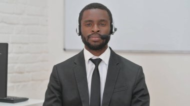 Kulaklıklı Profesyonel Siyah Adam Portresi