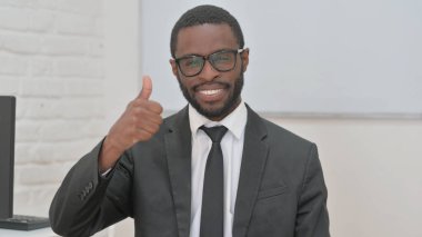 Kendinden emin genç Afrikalı İşadamı Başparmağını kaldırıyor