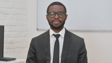 Gözlüklü Düşünceli Afrikalı Genç İş Adamı