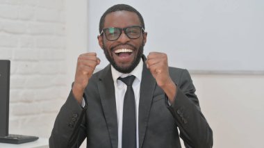 Coşkulu Afrikalı Genç İş Adamı Başarı Kutlaması