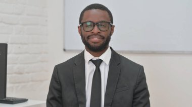 Onaylanmış Hareketli Genç Afrikalı İş Adamı