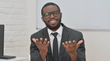 Şaşkın Afrikalı Genç İşadamı Kargaşa İfade Ediyor