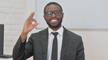 Genç Afrikalı İş Adamı İyi Hareketler Yapıyor