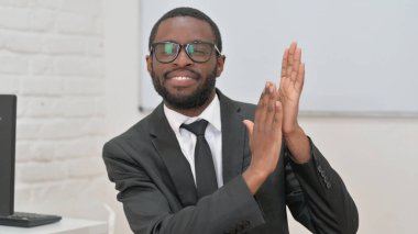 Genç Afrikalı İşadamı Takıma Tutkuyla Alkışlıyor