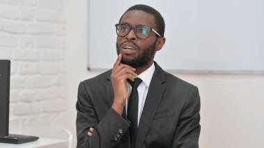 Beyin Fırtınası Genç Afrikalı İş Adamı Derin Düşüncelere daldı