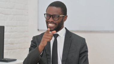 Gülümseyen Afrikalı Genç İşadamı Göstericiyi Gösteriyor