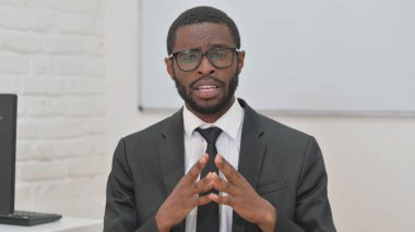 Genç Afrikalı İş Adamı Video Sohbeti sırasında El Hareketleriyle Açıklıyor