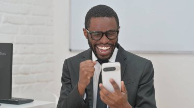 Mest Genç Afrikalı İş Adamı Telefonda Başarı Kutlaması