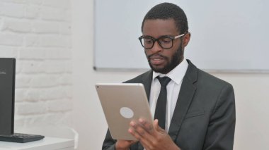 Genç Afrikalı İşadamı Tablet üzerinde çalışıyor