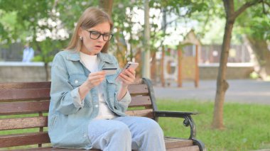 Çevrimiçi İşlem Yaparken Gergin Genç Kadın Endişeli Görünüyor