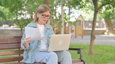 Dışarıda Çalışırken Hayal Kırıcı Genç Kadın