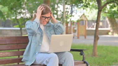 Genç Kadın Laptop Kullanırken Sürprizle Tepki Veriyor