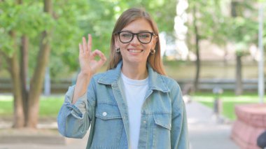 Genç Kadın Açık Hava Hareketi Yapıyor