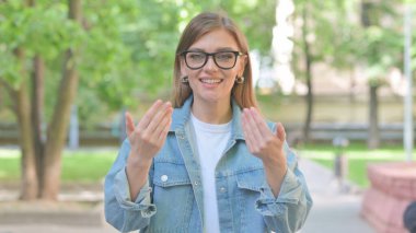 Genç Kadın, El Dışarda 'yı çağırıyor.