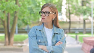 Kızgın Genç Kadın Dışarıyı Gösterip Kınıyor