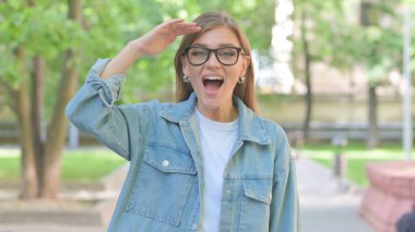 Genç Kadın Aranıyor Aşırı Duygusallık ya da Umutsuzluk Açık Hava