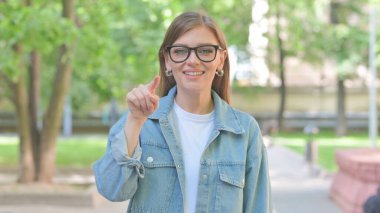 Genç Kadın Doğrudan Dışarıdaki İzleyiciyi Gösteriyor