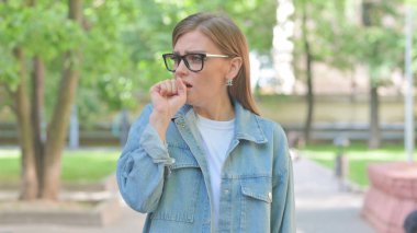 Dışarıda Öksüren Hasta Genç Kadın 'ın Portresi