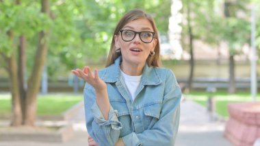 Video Sohbeti İçin Konuşan Genç Kadın