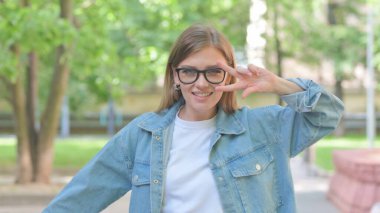 Heyecanlı Genç Kadın Park 'ta Dans Ediyor