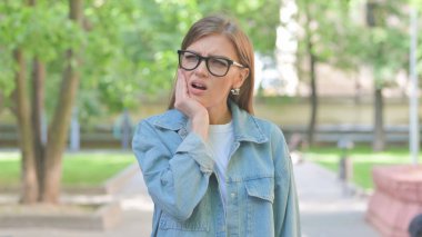 Dışarıdaki Hasta Genç Kadın Diş Ağrısı Portresi